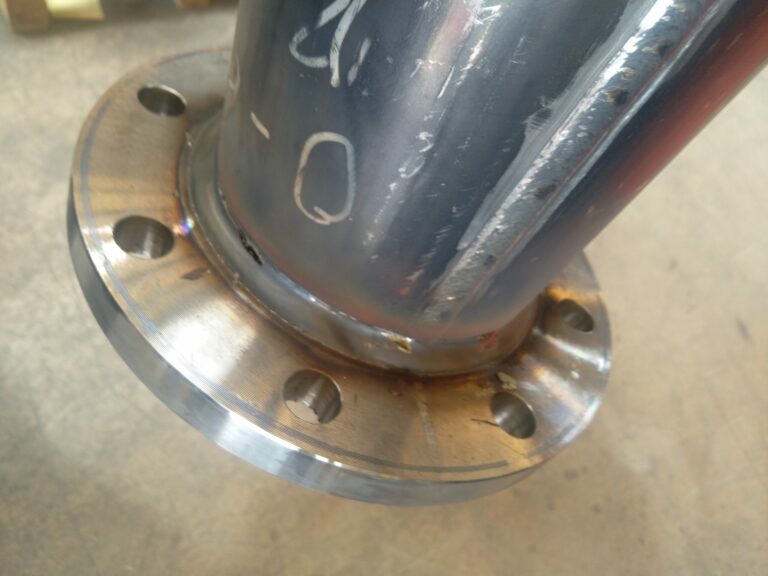 Detalle del cordón de soldadura homogéneo en brida de acero mediante proceso automatizado.